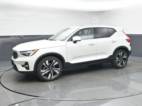 Used 2023 Volvo XC40 B5 Plus w/ Driver Assist Package image 4