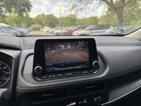 Used 2025 Nissan Rogue SV FWD image 23