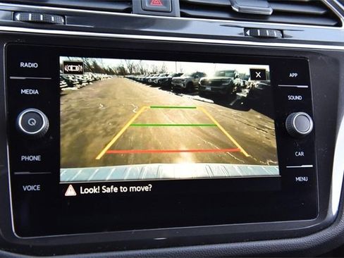 Used 2023 Volkswagen Tiguan SE image 12