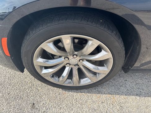 Used 2018 Chrysler 300 Touring w/ Chrome Appearance Package image 11