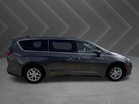 Used 2023 Chrysler Pacifica Touring-L FWD image 5