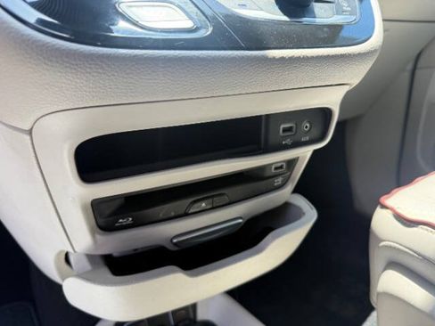 Used 2017 Chrysler Pacifica Limited w/ UConnect Theater Package FWD image 15