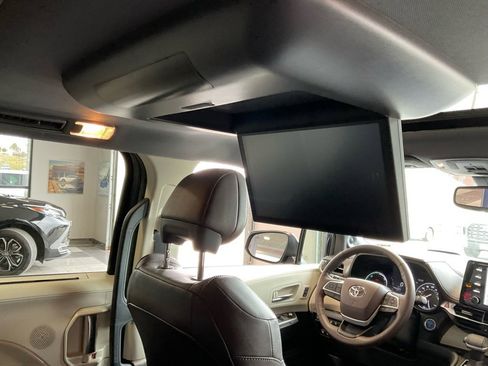 Certified 2022 Toyota Sienna Platinum w/ Protection Package (TMS) image 22