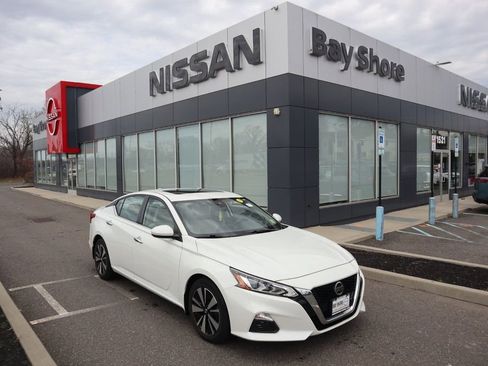 Certified 2022 Nissan Altima 2.5 SV w/ SV Premium Package image 1