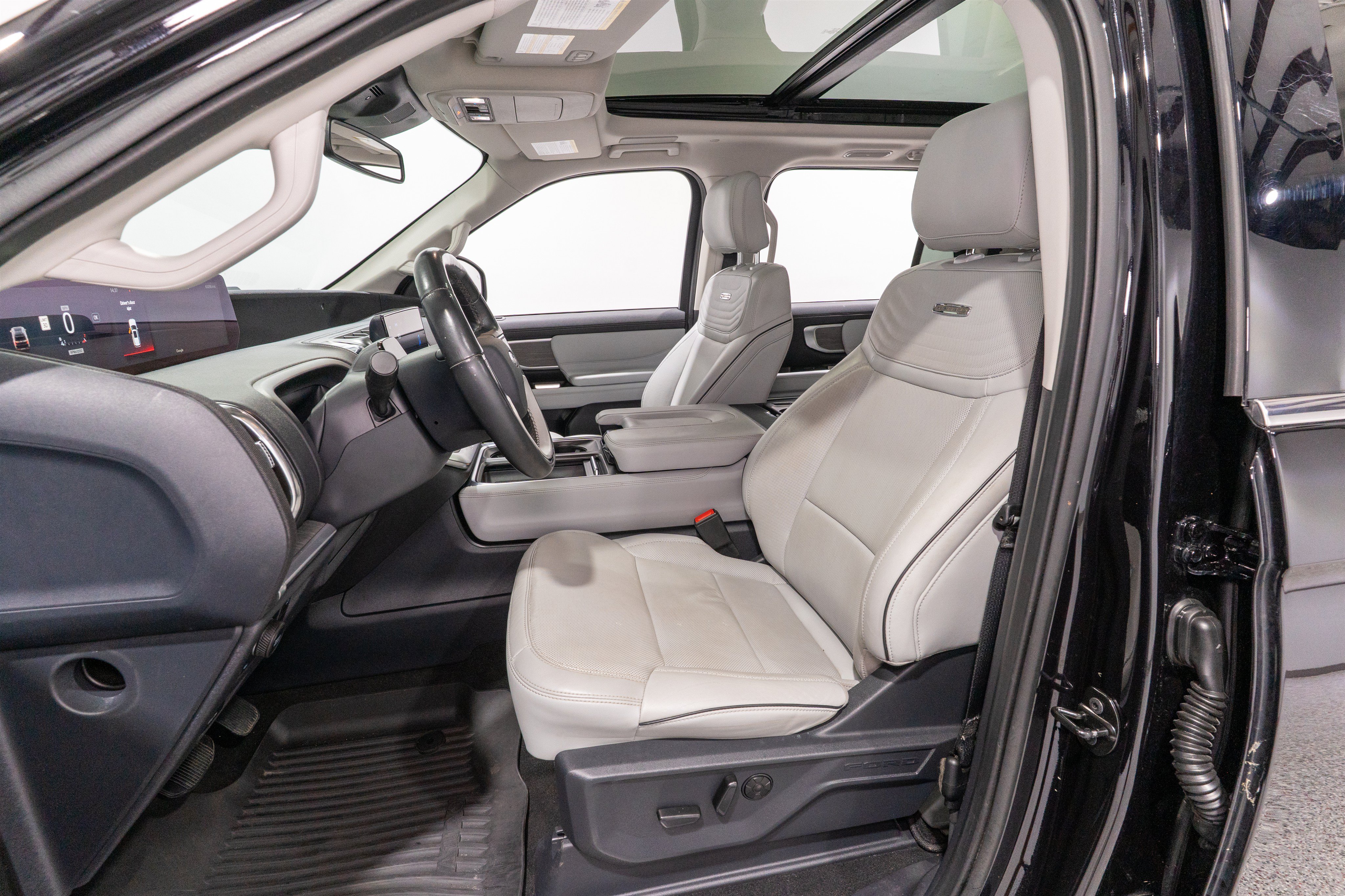 Used 2025 Ford Expedition Max Platinum w/ Platinum Ultimate Package AWD/4WD image 16