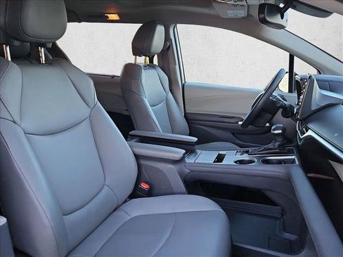 Used 2024 Toyota Sienna XLE image 21