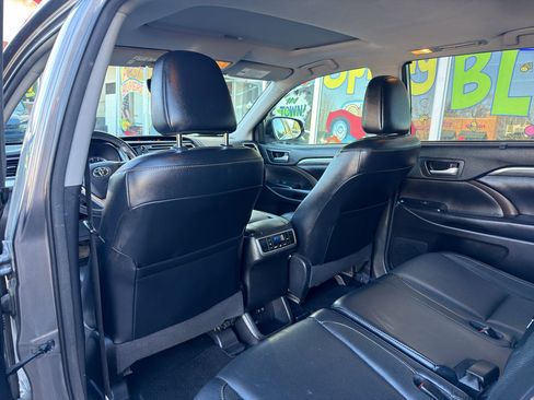 Used 2018 Toyota Highlander Limited image 15