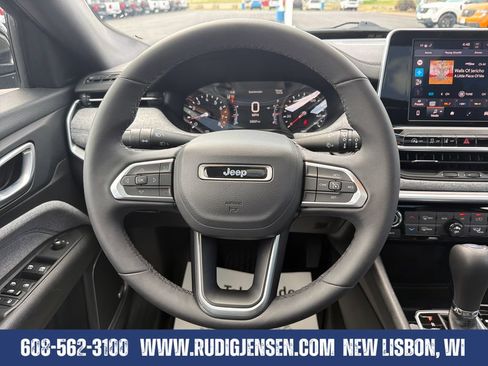 Used 2025 Jeep Compass Latitude w/ Sun & Sound Group AWD/4WD image 14