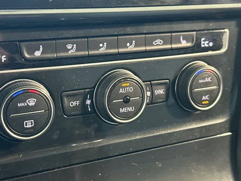 Used 2018 Volkswagen e-Golf SEL Premium image 22