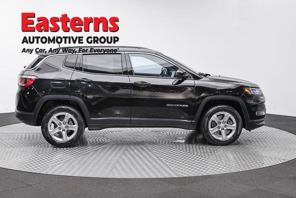 Used 2023 Jeep Compass Latitude AWD/4WD image 4