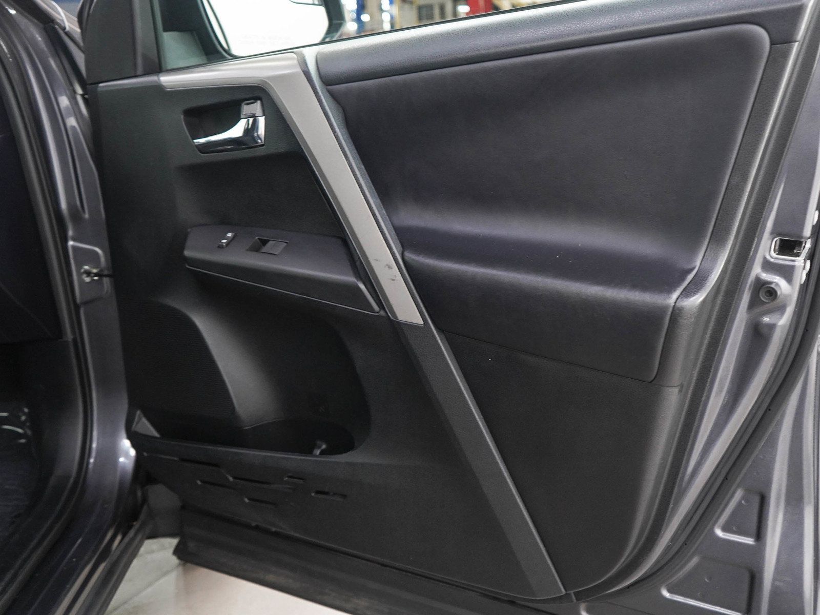 Used 2017 Toyota RAV4 XLE w/ Carpet Mat Package FWD image 9