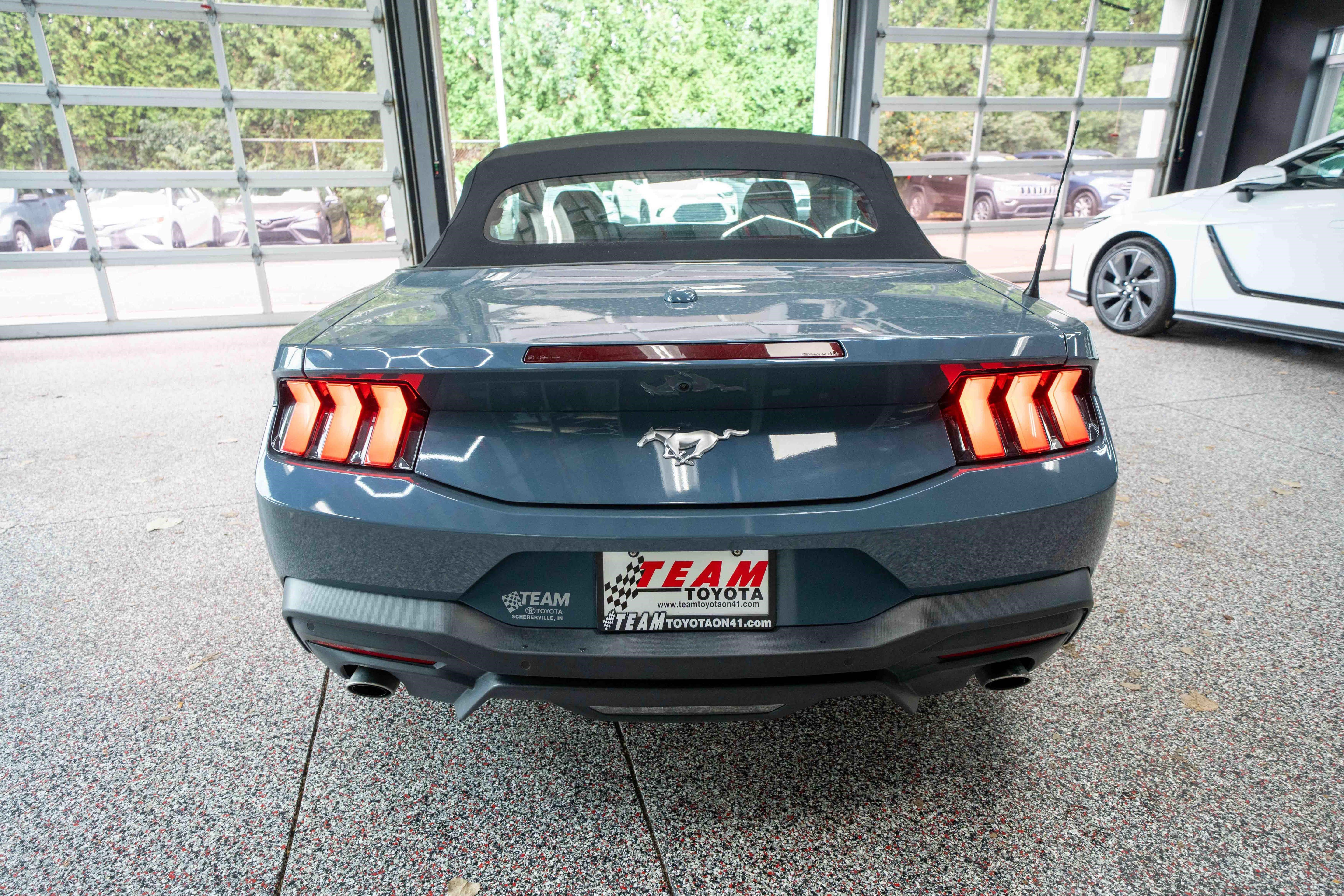 Used 2024 Ford Mustang Convertible RWD image 3