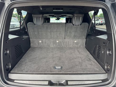 Used 2017 Cadillac Escalade ESV Platinum AWD/4WD image 18