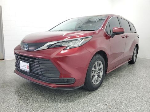 Certified 2023 Toyota Sienna LE FWD image 2