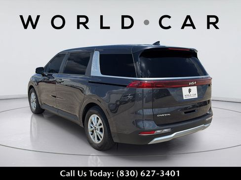 Used 2023 Kia Carnival LX FWD image 9