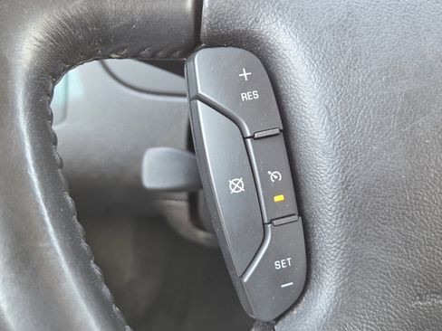 Used 2011 Chevrolet Impala LTZ FWD image 5