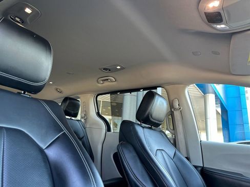 Used 2023 Chrysler Pacifica Touring-L image 17