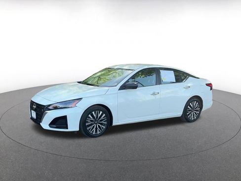Used 2025 Nissan Altima 2.5 SV FWD image 8