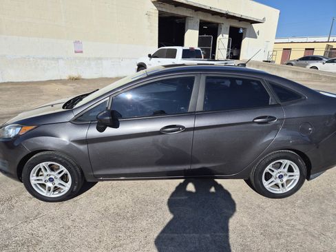 Used 2018 Ford Fiesta SE image 2