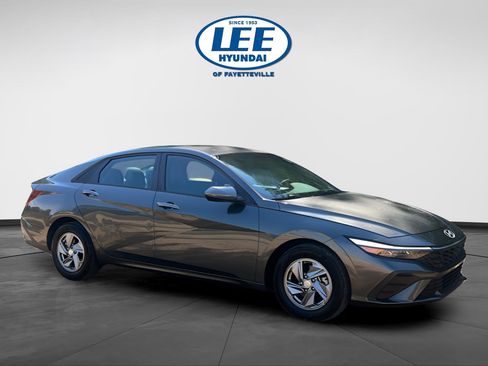 Certified 2024 Hyundai Elantra SE FWD image 1