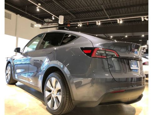 Used 2023 Tesla Model Y Long Range image 18