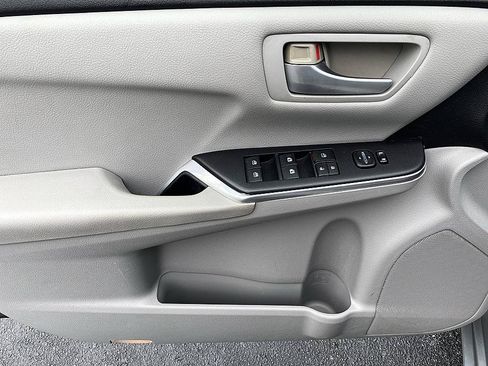 Used 2015 Toyota Camry LE FWD image 9