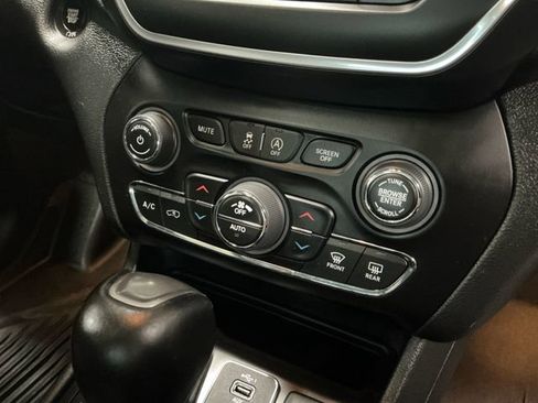 Used 2022 Jeep Cherokee Latitude Lux w/ Sun & Sound Group AWD/4WD image 33