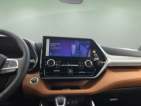 Used 2025 Toyota Highlander Platinum image 11