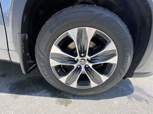 Used 2021 Toyota Highlander XLE AWD/4WD image 10