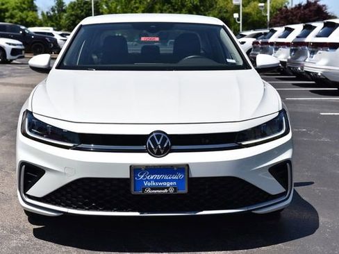 Used 2025 Volkswagen Jetta SE FWD image 4