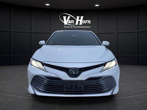 Used 2018 Toyota Camry XLE image 11