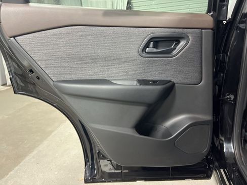 Used 2023 Nissan Rogue S image 17