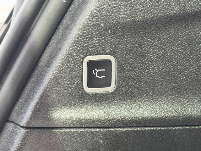 Used 2025 Chrysler Pacifica Limited FWD image 46