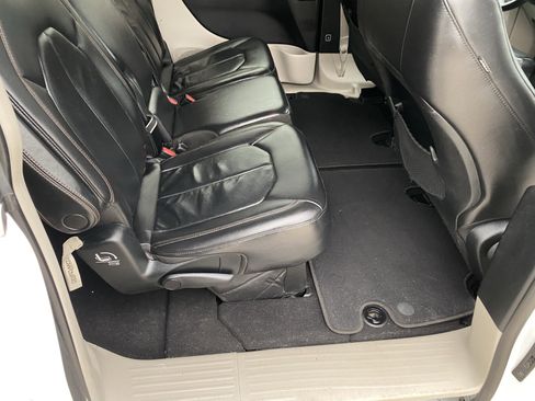 Used 2017 Chrysler Pacifica Touring-L image 6