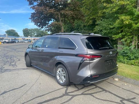 Used 2024 Toyota Sienna Platinum AWD/4WD image 7