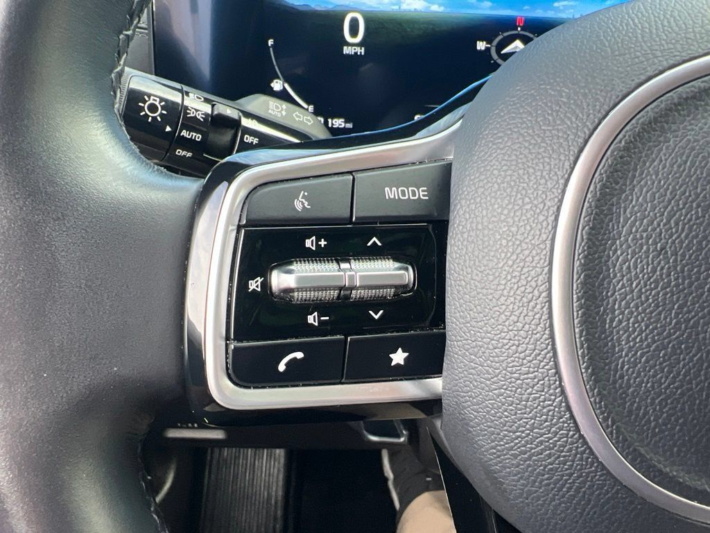 Certified 2023 Kia Carnival SX FWD image 52