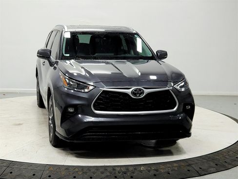 Used 2020 Toyota Highlander XLE image 2