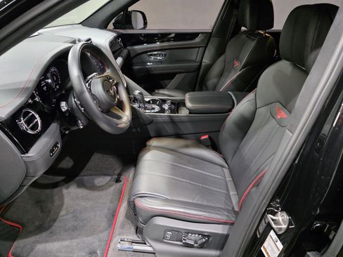 Used 2024 Bentley Bentayga image 6