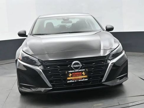 Used 2024 Nissan Altima 2.5 SV FWD image 3