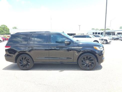 Used 2022 Lincoln Navigator Reserve AWD/4WD image 2