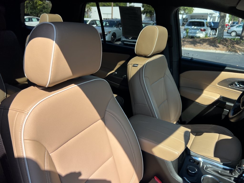 Used 2023 Chevrolet Traverse Premier FWD image 27