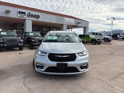 Used 2024 Chrysler Pacifica Touring-L FWD image 2