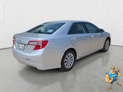 Used 2012 Toyota Camry LE image 5