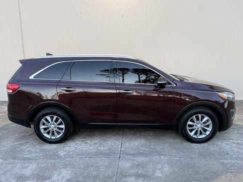 Used 2018 Kia Sorento LX image 2