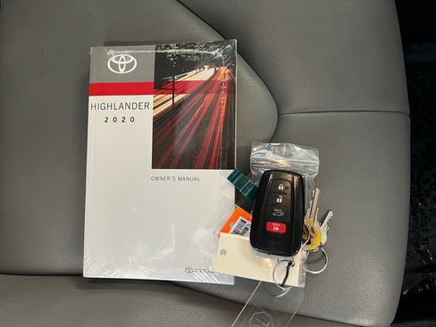 Used 2020 Toyota Highlander XLE FWD image 55