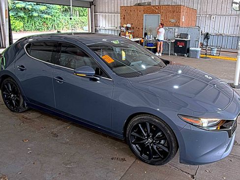 Used 2019 MAZDA MAZDA3 Hatchback w/ Premium Package FWD image 3