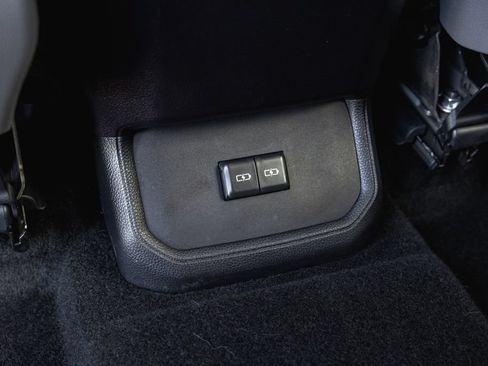 Certified 2025 Toyota Highlander XLE FWD image 32