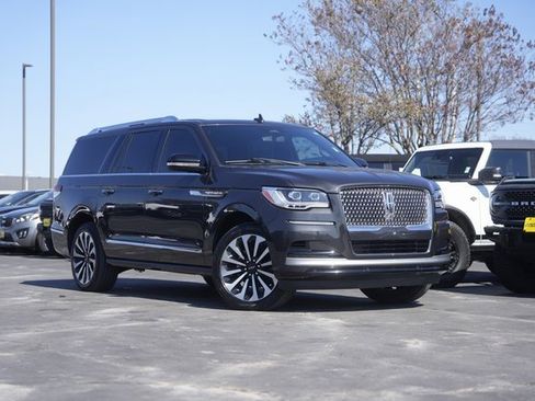 Used 2022 Lincoln Navigator L Reserve image 2