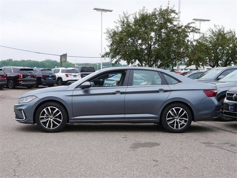 Certified 2025 Volkswagen Jetta SE image 4