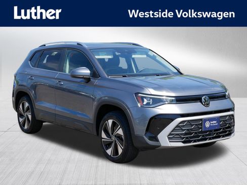 Certified 2025 Volkswagen Taos SE w/ Panoramic Sunroof Package AWD/4WD image 1